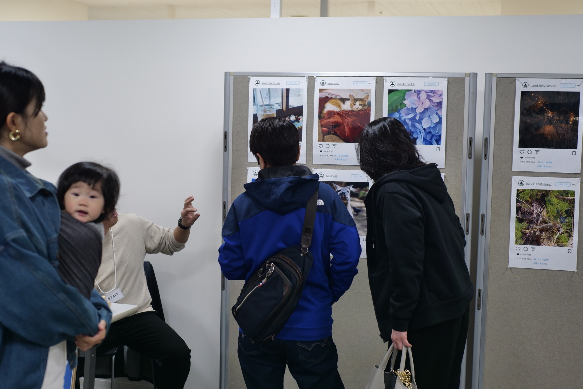 まちカレ周年祭_展示を見るひとたち